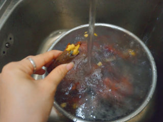 5、爆炒小龙虾,将小龙虾洗干净（头部的黄膏也是不要的哦）