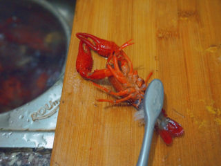 6、爆炒小龙虾,将小龙虾里里外外地涮洗干净