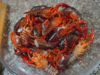 8、爆炒小龙虾,再冲洗两遍就好啦（小龙虾记得要弄干净一点哇）