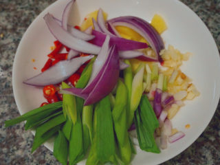 9、爆炒小龙虾,准备配料：蒜泥、红米椒、姜片、葱段、洋葱片