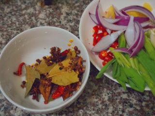 10、爆炒小龙虾,还有八角、桂皮、香叶、干椒花椒（要洗干净哦