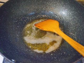 11、爆炒小龙虾,锅内倒入较多的花生油