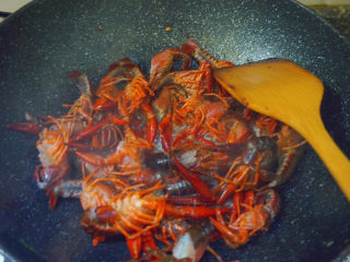 12、爆炒小龙虾,倒入小龙虾爆炒