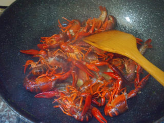 13、爆炒小龙虾,中火炸至6分钟