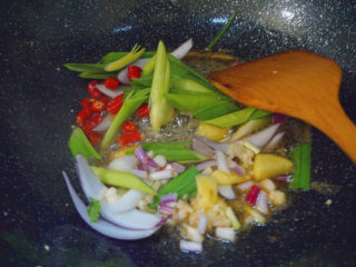 15、爆炒小龙虾,利用剩下的油爆炒配料：蒜泥姜片葱段红米椒洋葱