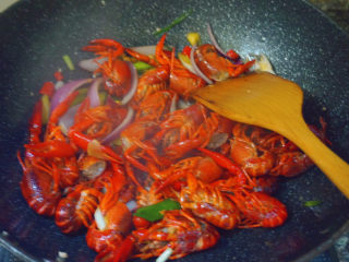18、爆炒小龙虾,倒入小龙虾翻炒1分钟