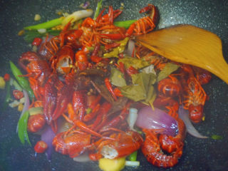 19、爆炒小龙虾,再加入八角桂皮香叶花椒干辣椒