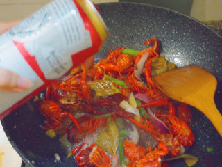 21、爆炒小龙虾,将啤酒盖过小龙虾表面