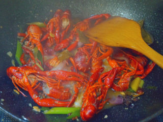 23、爆炒小龙虾,后加入少许盐和生抽翻炒