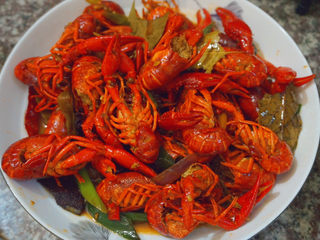 25、爆炒小龙虾,这样就可以出锅食用啦，记得备上一瓶啤酒????