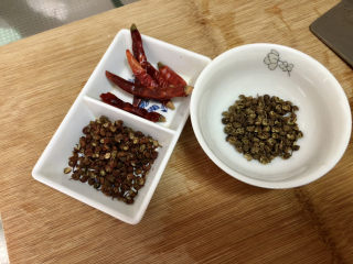 2、水煮千张,还需要一汤匙花椒，五六根干辣椒，少许青花椒