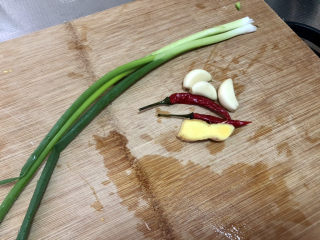 3、水煮千张,小葱择好洗净，姜搓洗干净，蒜剥皮洗净，小米辣洗净