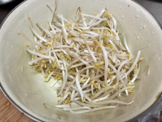 5、水煮千张,绿豆芽洗净