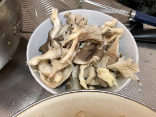 6、水煮千张,平菇撕小朵洗净挤干水分