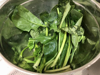 7、水煮千张,菠菜洗净掰两半