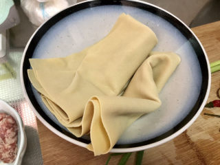 8、水煮千张,豆腐皮清洗备用