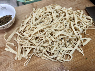 10、水煮千张,捞出过凉，卷起来切豆腐丝抖散备用