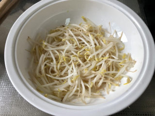 12、水煮千张,绿豆芽垫盘底