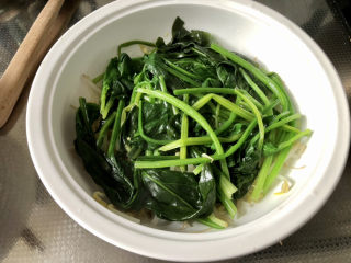 15、水煮千张,捞出铺在绿豆芽上