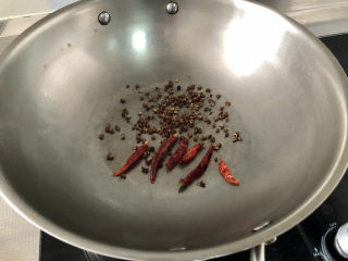 16、水煮千张,锅烧热，不加油，下花椒干辣椒，小火煸炒