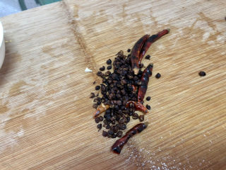 17、水煮千张,炒到表面变褐色，不要糊了，盛出