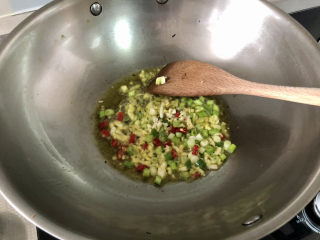 20、水煮千张,热锅冷油，下葱白姜末蒜蓉小米辣煸香