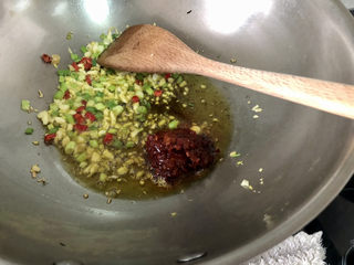 21、水煮千张,加一汤匙郫县豆瓣酱，小火煸炒出红油