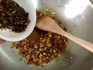 22、水煮千张,下刀口辣椒末，煸香