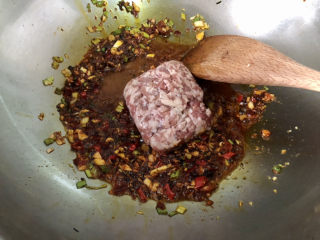 23、水煮千张,下肉末，中小火炒散炒干水分