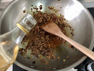 24、水煮千张,淋一茶匙料酒，煸炒去腥