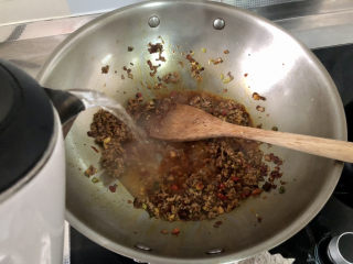 25、水煮千张,加入适量开水，煮开