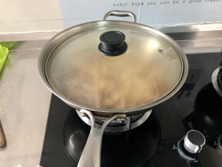 32、水煮千张,加盖，中小火炖煮3分钟