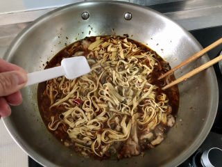 33、水煮千张,尝下咸淡，根据个人口味添加少许盐定味