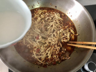 34、水煮千张,沿锅边淋两汤匙水淀粉，中大火收汁