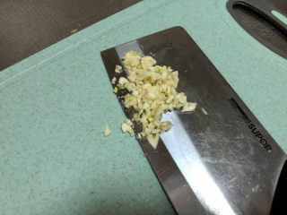 37、水煮千张,切点蒜末