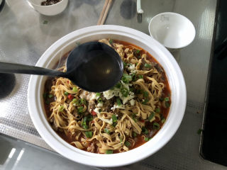 40、水煮千张,最后在蒜蓉青花椒上浇上八成热的热油即可