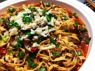 43、水煮千张,这道水煮千张，麻辣过瘾，千张柔嫩，搭配肉末，平菇，菠菜，绿豆芽，营养更均衡，口感更丰富，喜欢的小伙伴们一起来试试吧????