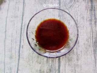 7、多福豆腐,碗中加入盐1克，蚝油1勺，糖1勺，醋1勺，番茄酱1勺，料酒少许，清水2勺，调匀。