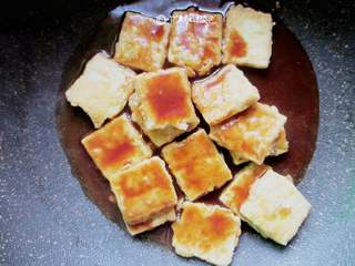 8、多福豆腐,调好的汁倒入煎好的豆腐块中