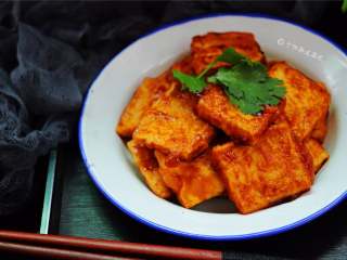 15、多福豆腐,这道菜一改豆腐软嫩的口感，将其煎得外焦内嫩，再淋上酸酸甜甜的酱汁