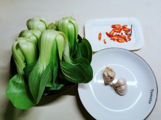 1、蒜蓉小油菜,食材准备好