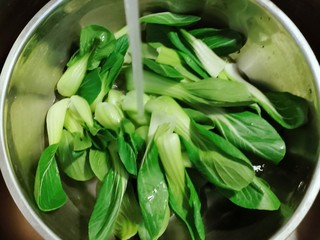 2、蒜蓉小油菜,将油菜择洗干净