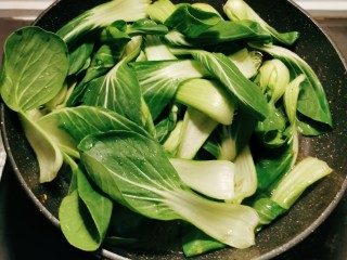 4、蒜蓉小油菜,起油锅 油热放入油菜翻炒