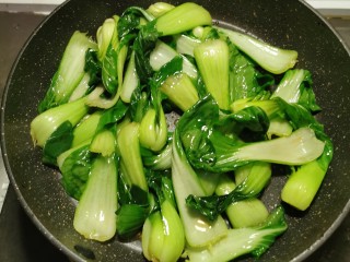 5、蒜蓉小油菜,加2克盐 炒熟出锅