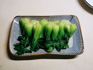 6、蒜蓉小油菜,装盘 码放盘中