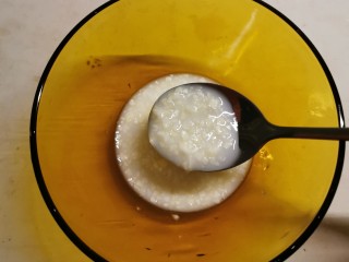 8、蒜蓉小油菜,放入碗里 加入淀粉 加入4汤匙清水