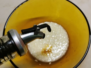 9、蒜蓉小油菜,放入生抽