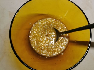 11、蒜蓉小油菜,搅拌均匀 料汁准备好