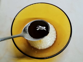 10、蒜蓉小油菜,放入蚝油