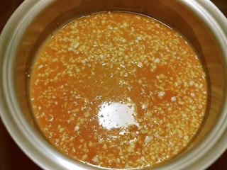 12、蒜蓉小油菜,将料汁倒入炒锅中 加热